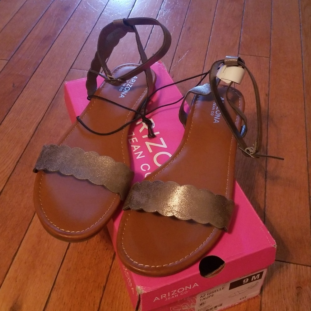 NIB Womens Metallic Taupe Sandals 9